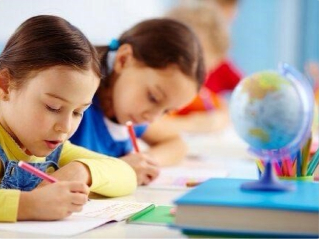 Niños en la escuela dibujando